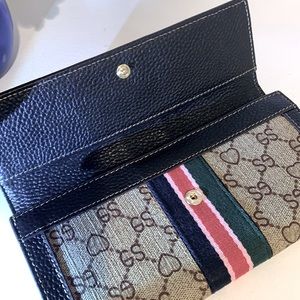 Genuine leather wallet.